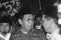 Muktamar ke 29 Nahdatul Ulama (NU): diselenggarakan di Pondok Pesantren Cipasung, Tasikmalaya, Jawa Barat dengan hasil Abdurrahman Wahid terpilih kembali sebagai Ketua PBNU